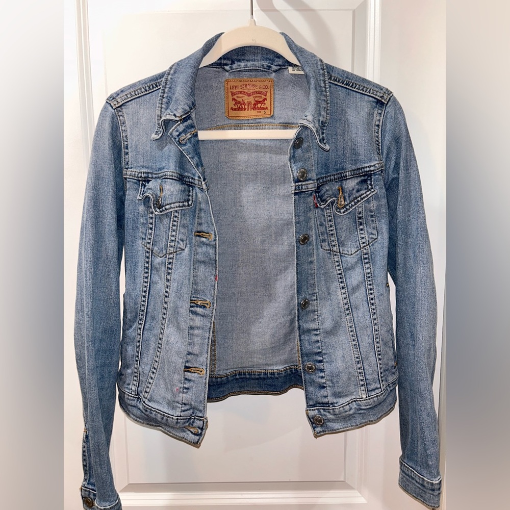 LEVIS DENIM JACKET almost brand new